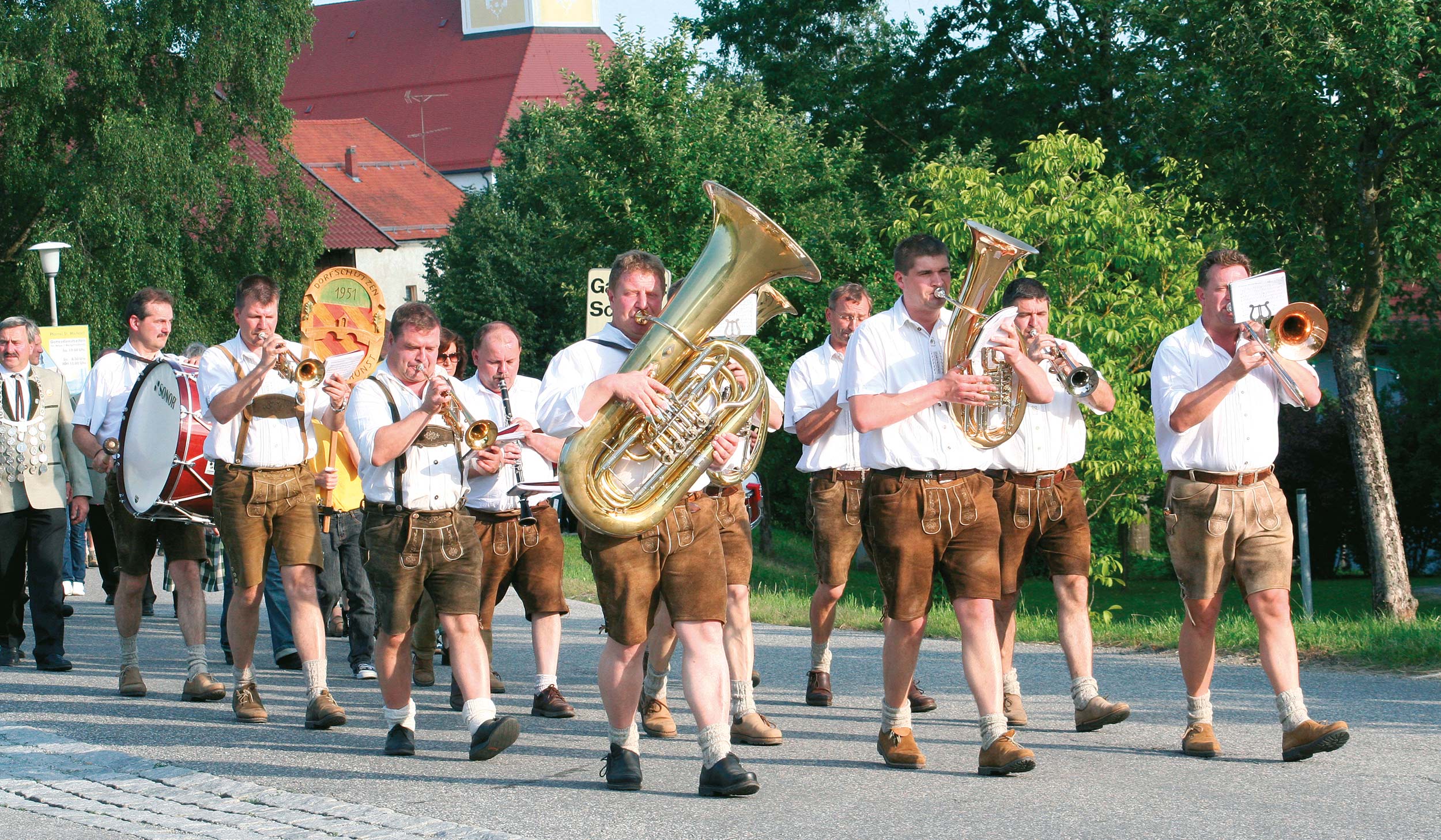 Volksmusiker beim Umzug durch Röhrnbach