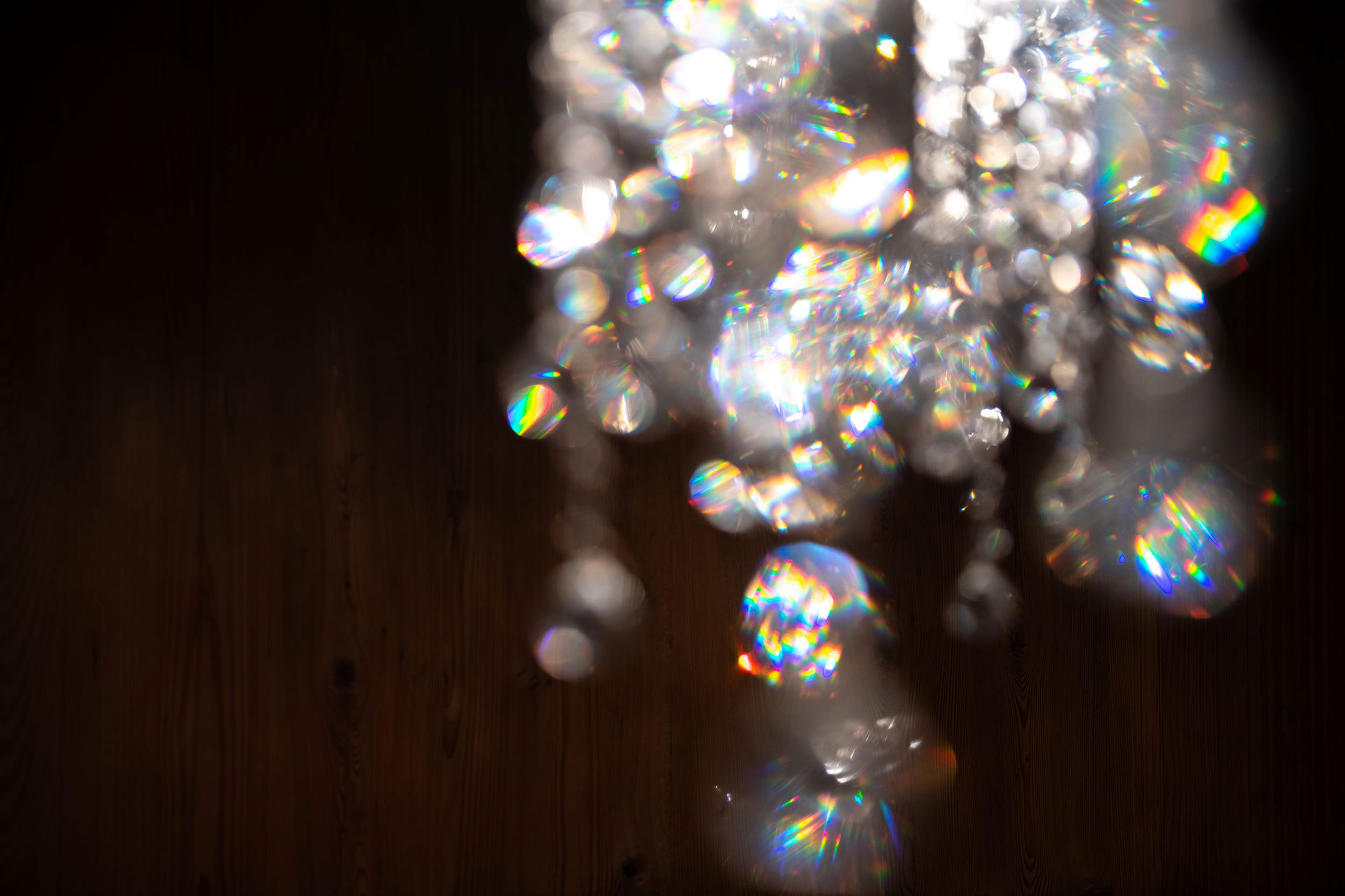 Kristall-Leuchte im Spa-Wartebereich des Wellnesshotels