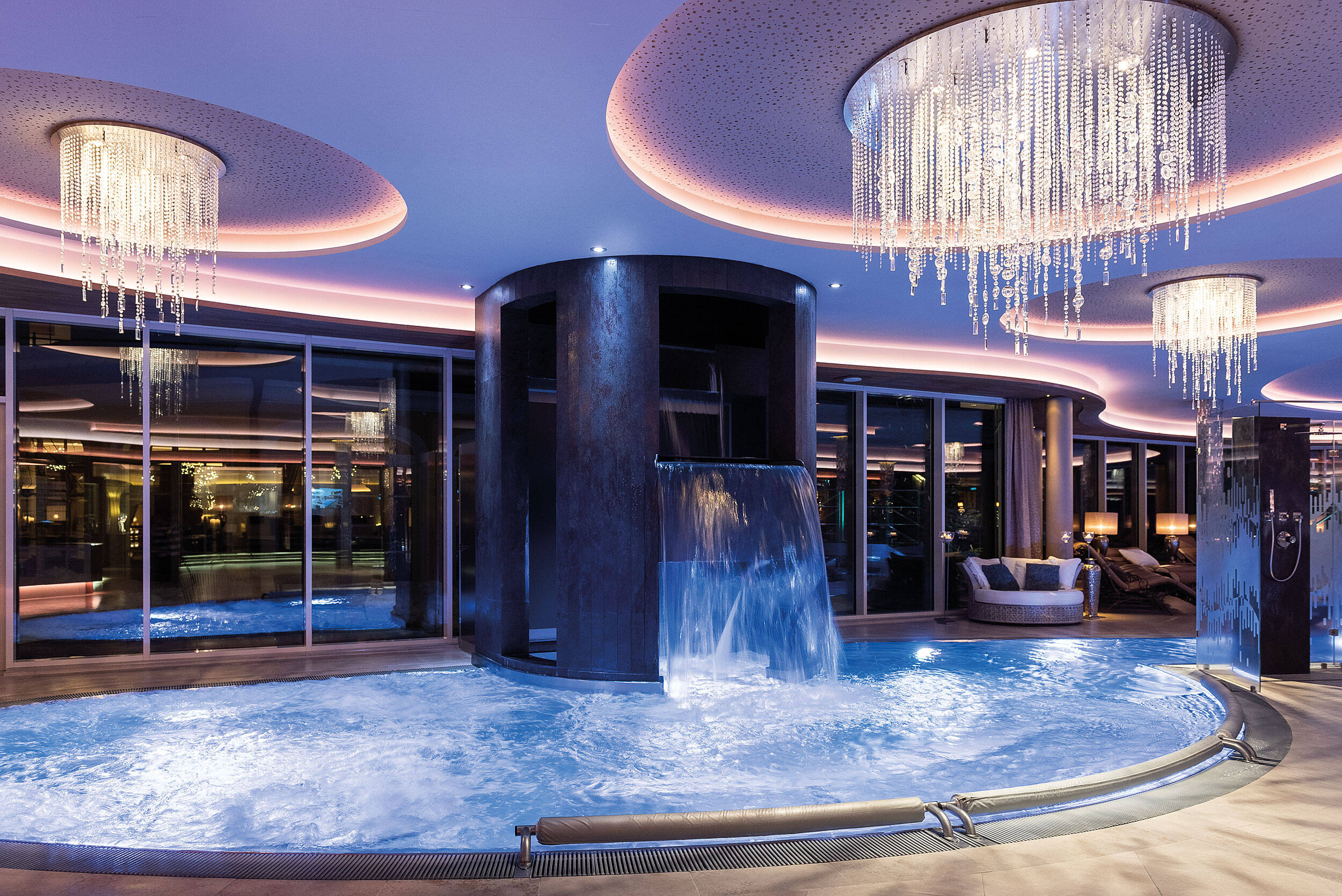 Attraktionspool mit Wasserfall im Jagdhof Hotel Bayern